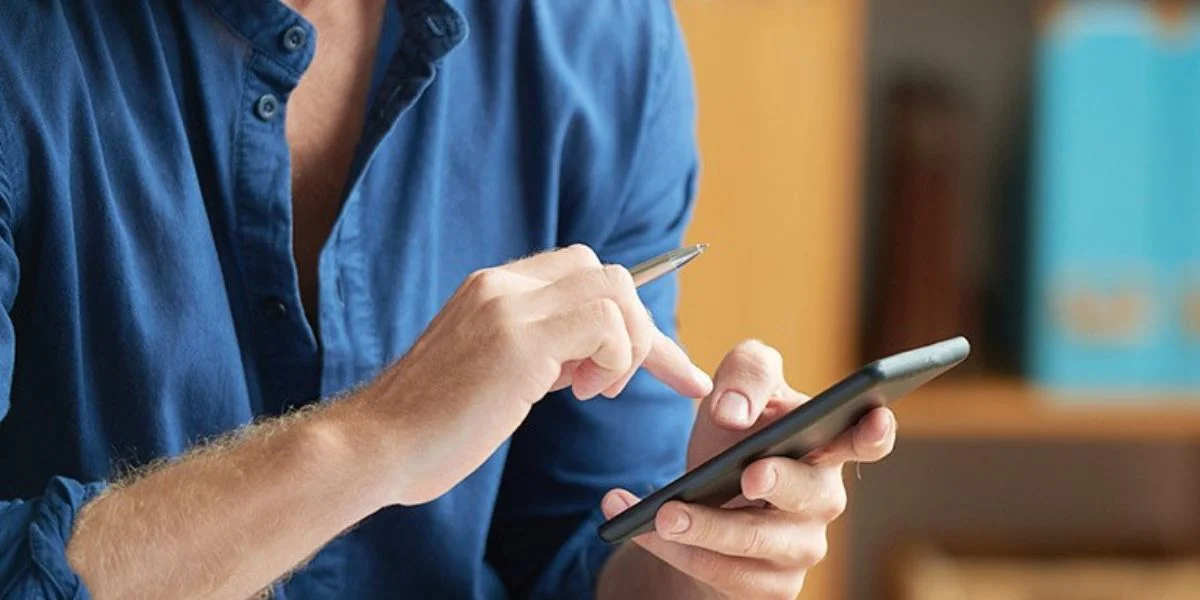 Posição que você usa o celular pode causar até câncer e infertilidade (Foto: Reprodução/ Internet)