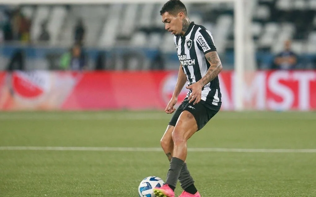 Hugo renova contrato até 2026 com o Botafogo (Foto: Divulgação)