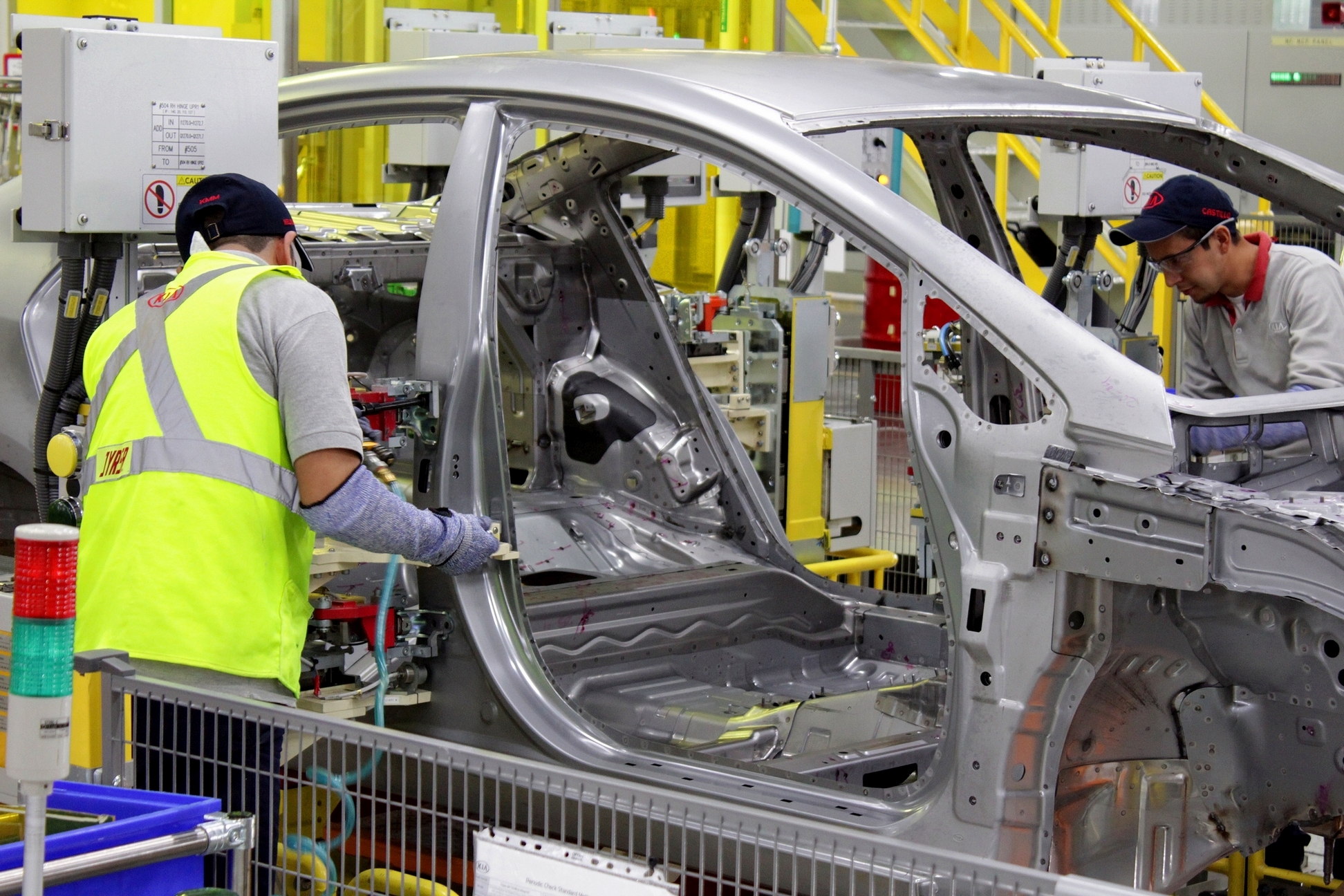 Linha de produção de uma montadora de carros (Foto: Reprodução, Blog Cars)