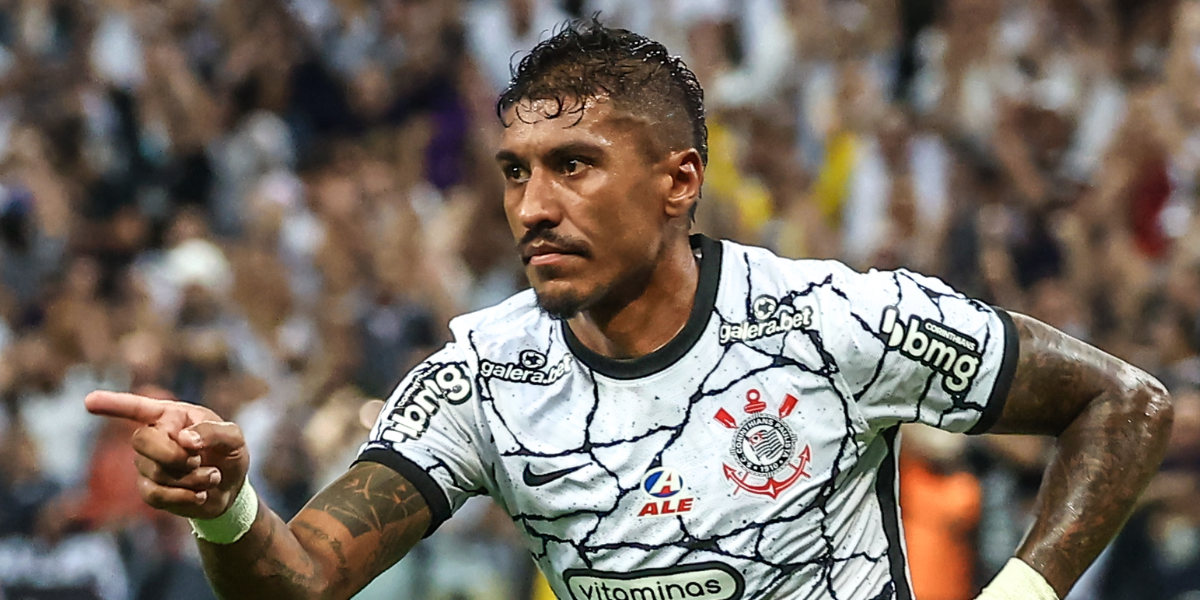 Paulinho é o meio-campista do Corinthians (Foto: Marcello Zambrana/AGIF)