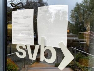 Agência fechada do SVB em Menlo Park, na Califórnia (Foto: Reuters via BBC) 