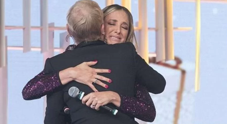 Ticiane Pinheiro se emocionou ao falar de Gugu (Foto: Reprodução Internet)