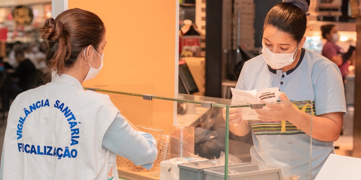 Ação da Vigilância Sanitária em shopping (Foto: Divulgação/Prefeitura de Maceió)