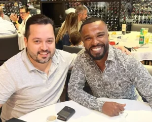 Alexandre Pires e o sócio Thiago Sampaio - cantor quer comprar um clube brasileiro - Foto GE