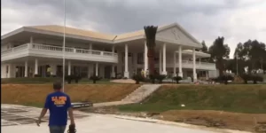 Entrada incrível da mansão de Embaixador - Foto Youtube