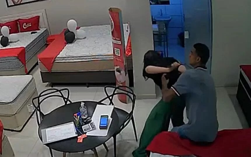 Tentativa de abuso flagrado por câmera (Reprodução/Internet)