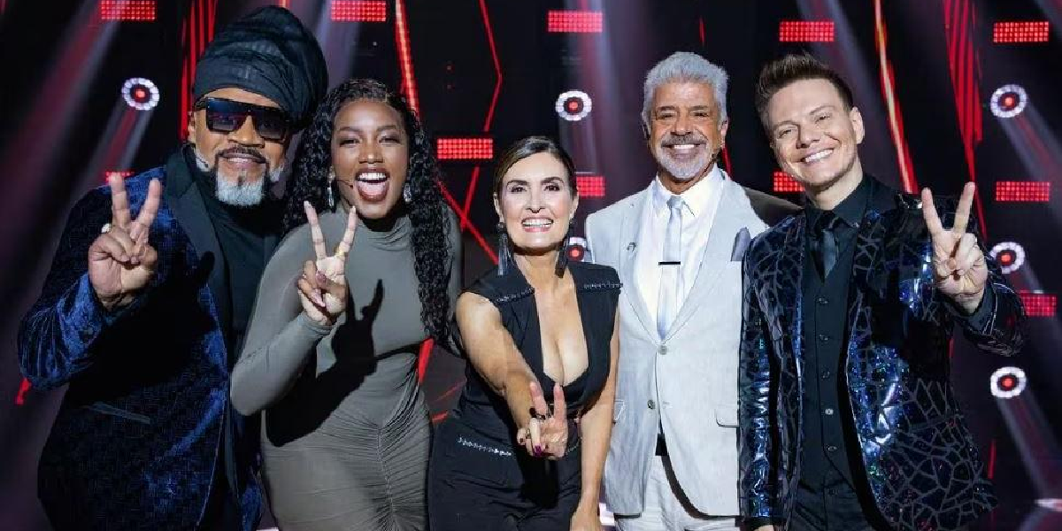 Fátima Bernardes ao lado do elenco do The Voice (Foto: Reprodução/ Internet)