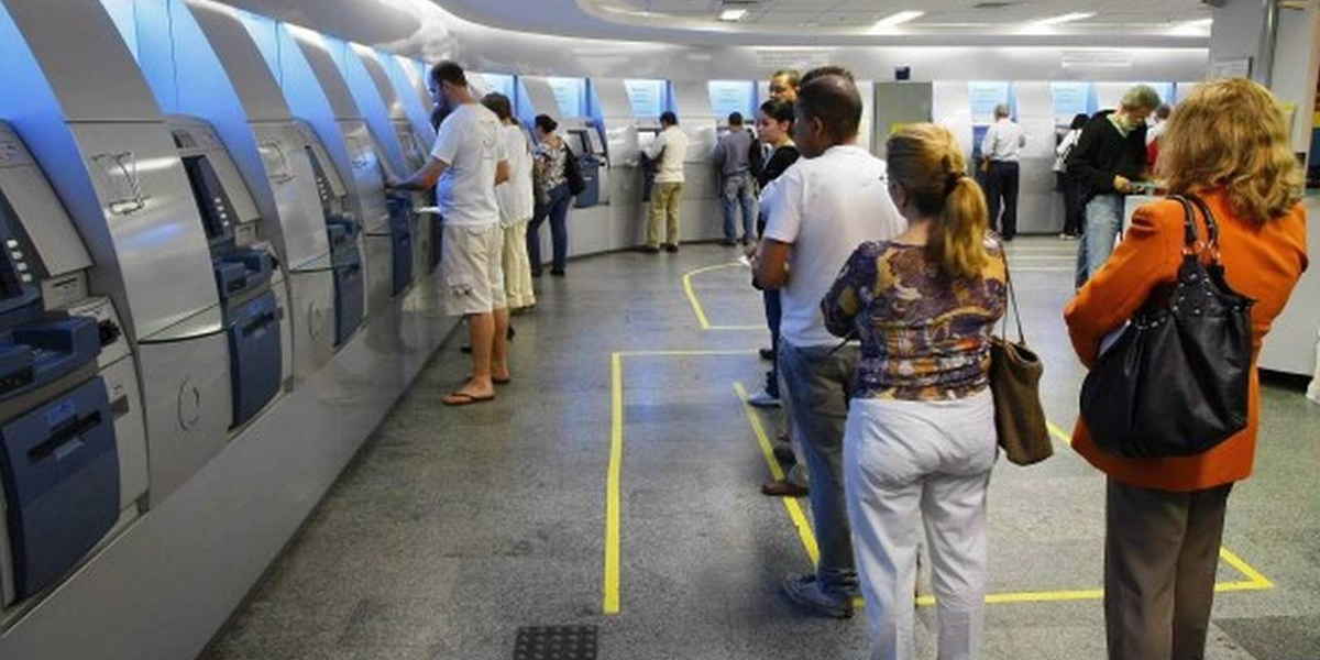 Fila para caixa eletrônico  (Foto: reprodução, Suno)