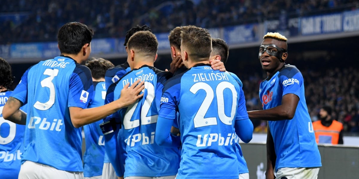 Parte do elenco do Napoli em campo - Foto: Internet