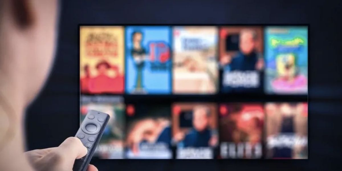 Pessoa analisando catálogo de streaming (Foto: Reprodução / BBC)