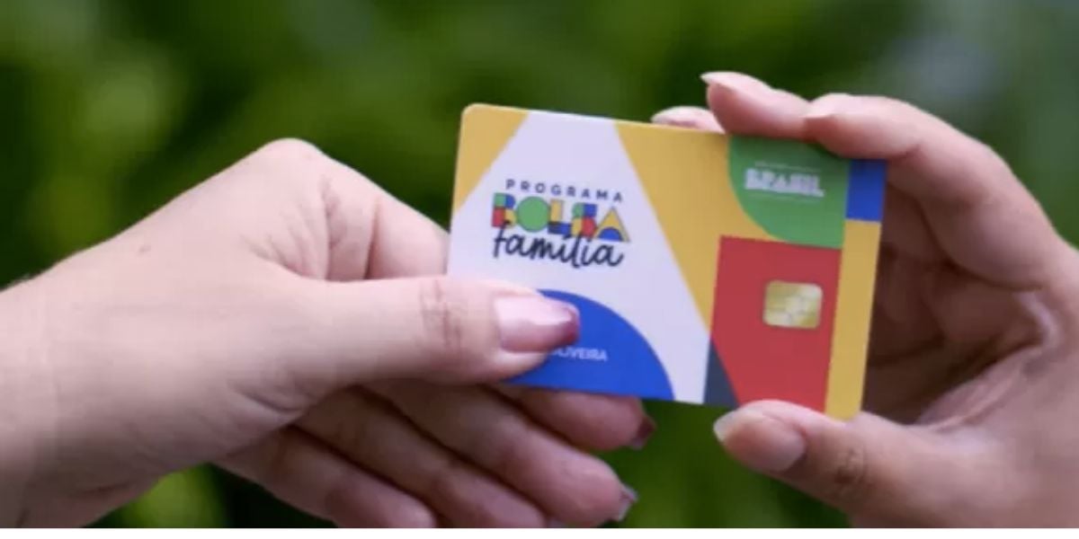 Pessoas segurando cartão do Bolsa Família (Foto: Reprodução / Internet)