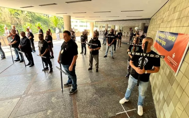 Sindicato leva cruzes à sede do Itaú em protesto contra dezenas de demissões - Foto Sindicato dos Bancários Sindicato leva cruzes à sede do Itaú em protesto contra dezenas de demissões - Foto Sindicato dos Bancários