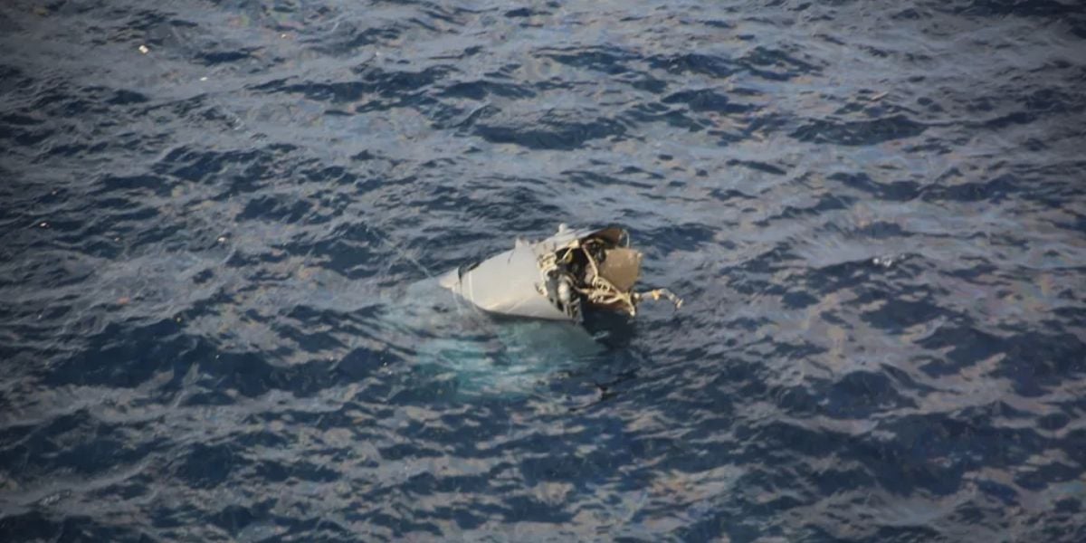 Restos de aeronave dos Estados Unidos boiando no oceano (Foto: Reprodução / Guarda Costeira do Japão)
