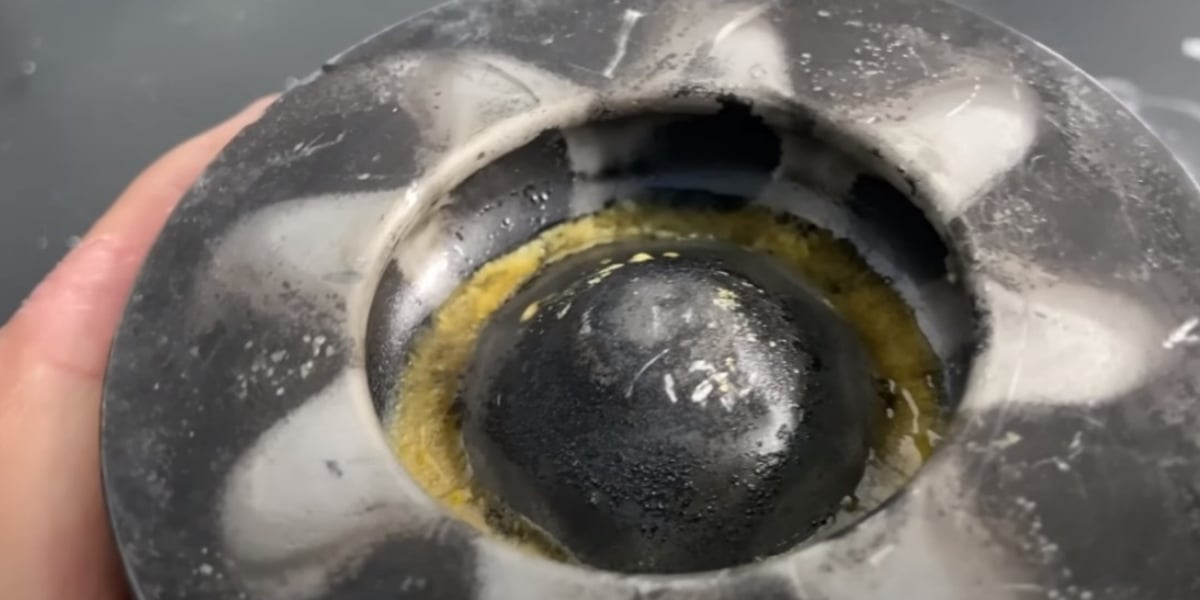 Resíduo de Dipirona na gasolina (Foto: Reprodução/CAR UP Dicas Automotivas/YouTube)