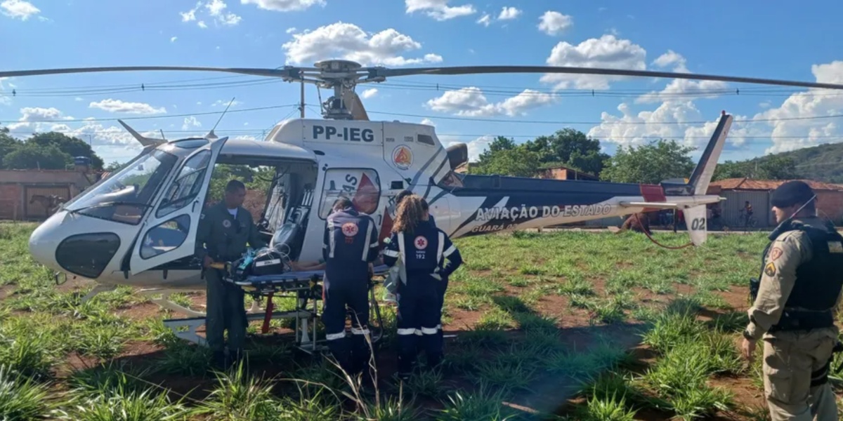 Davi foi encaminhado a um helicóptero que o levaria a um hospital em Montes Claros (Foto: 3ª BRAVE/PMMG)