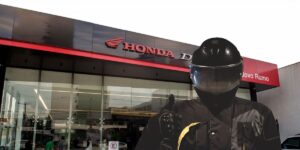 Motoqueiros em festa com lançamento de moto Honda por menos de 5 mil (Reprodução: Montagem TV Foco)