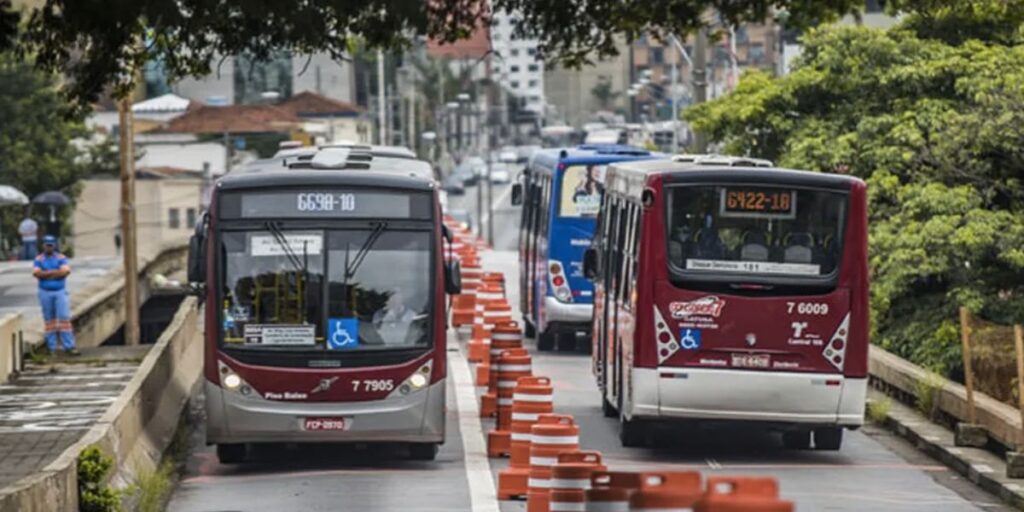 Ônibus na Avenida Santo Amaro( Foto: Chello Fotógrafo)