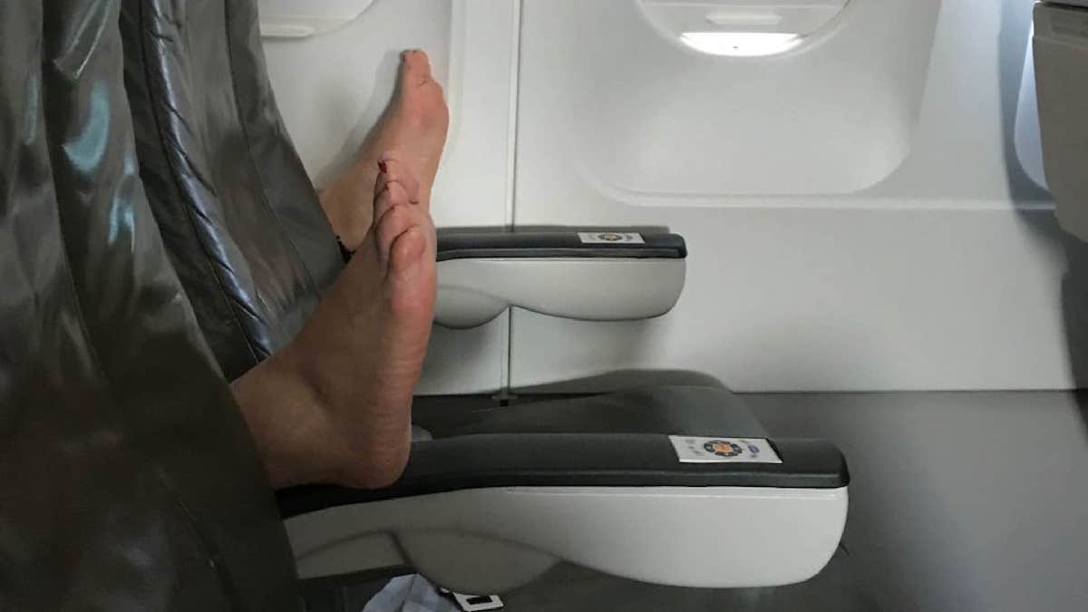 Pés nos braços das poltronas em avião (Foto: Reprodução, Png Free)