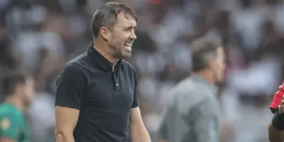 Caminhão de dinheiro e adeus: Titular absoluto de Coudet no Internacional se arma para jogar em gigante