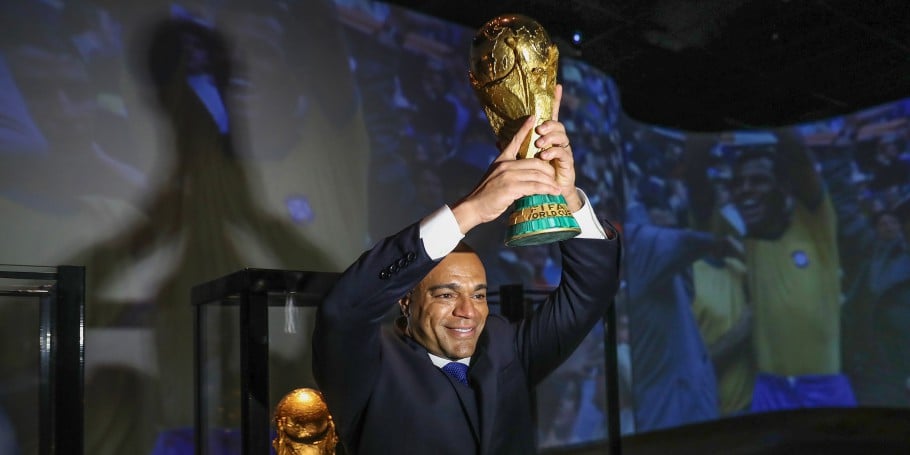 Denílson, comentarista da Band, com taça da Copa (Foto: Divulgação)