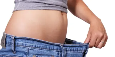 Fácil, infalível e sem LIPO: 4 ingredientes caseiros e que você tem na geladeira pra dar adeus à barriga