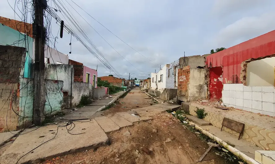 Ana Luiza Guimarães e Paulo Renato comandaram o Jornal Nacional e falaram sobre a mina que pode colapsar em Maceió (Foto: Reprodução/ Internet)