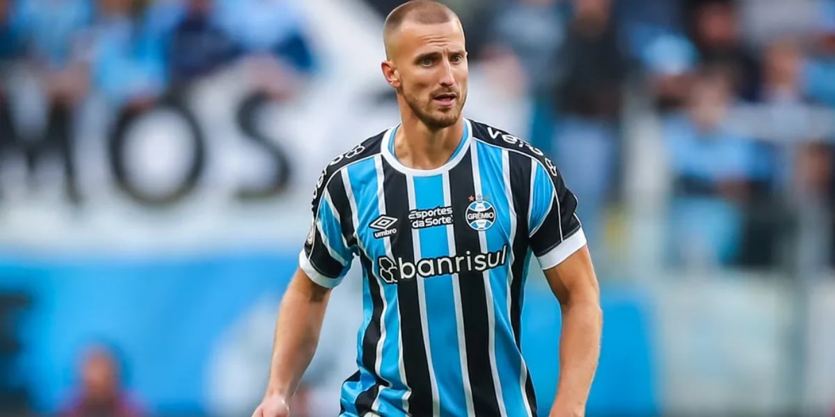 Rodrigo Ely é zagueiro no clube de futebol (Foto: Lucas Uebel/Grêmio)