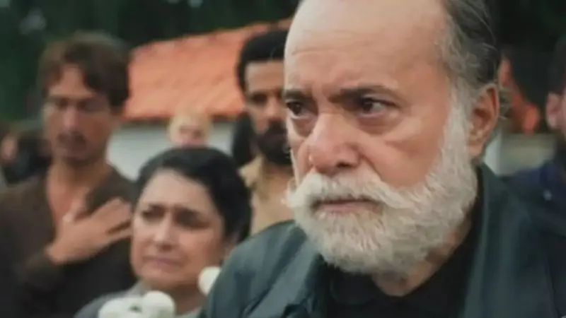Antônio durante enterro de Agatha (Reprodução/Internet)