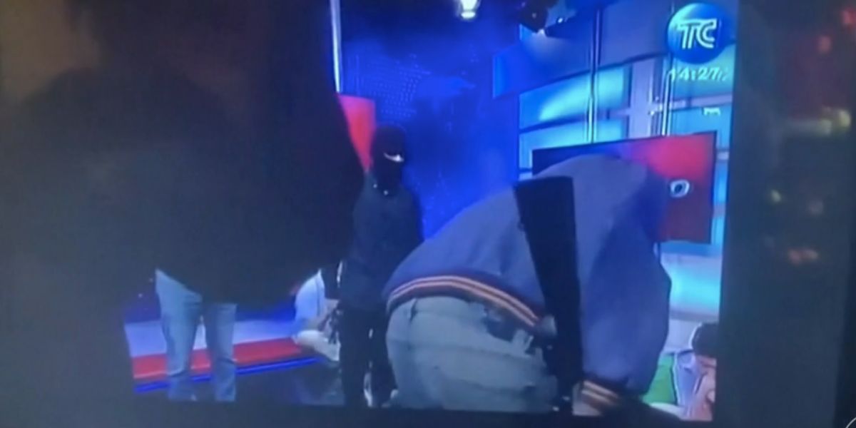 Bandidos em emissora (Foto: Reprodução / Globo)