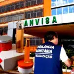 ANVISA determina proibição em massa de produtos e Vigilância Sanitária executa apreensão Às pressas (Foto Reprodução/Montagem/Lennita/Tv Foco)