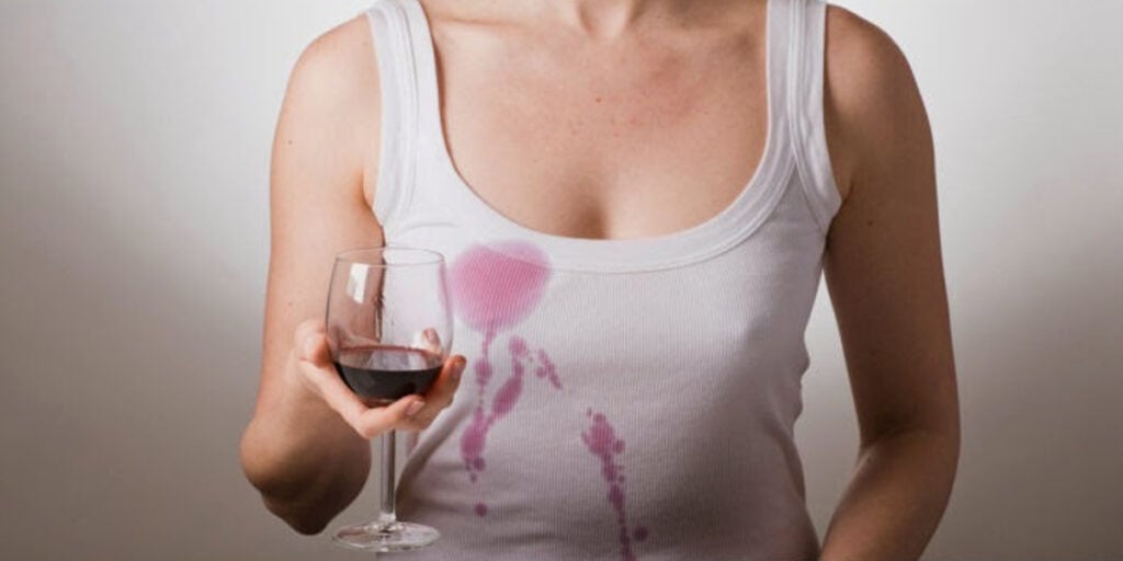 Mancha de vinho em roupa (Foto: Reprodução, Freepick)