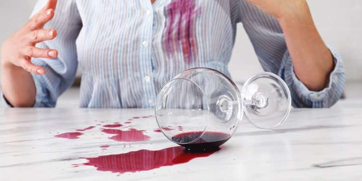 Mancha de vinho em roupa (Foto: Reprodução, Freepick)