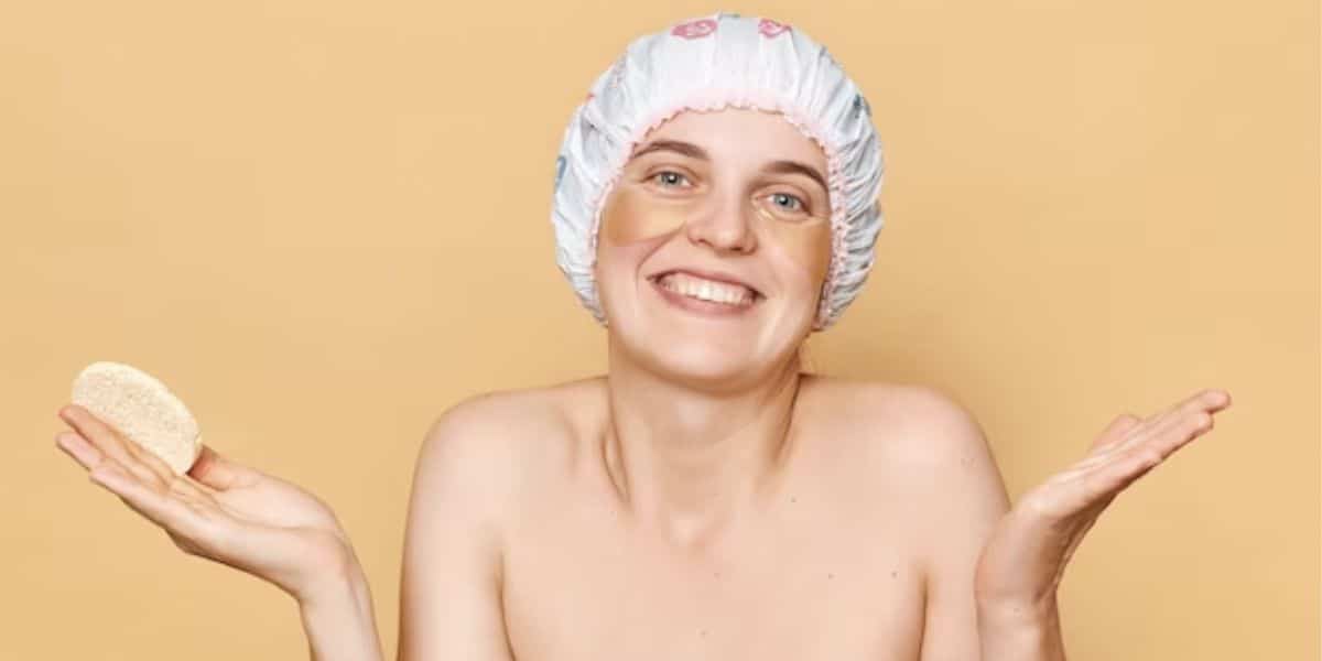 Mulher com touca de banho (Foto: Reprodução / Freepik)