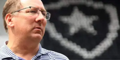 Desligamento às pressas: Técnico de gigante do Carioca é demitido após levar a pior contra John Textor