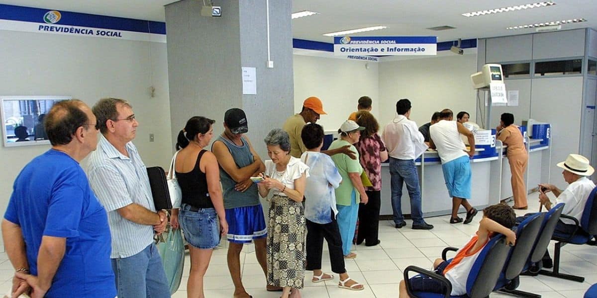 A fila do INSS está diminuindo ao longo do tempo (Reprodução: Internet)