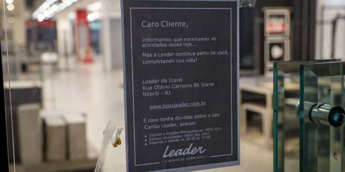 Comunicado deixado pela empresa na vitrine (Reprodução: Foto/ Péricles Cutrim)