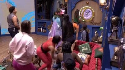 Momento em que Vanessa Lopes aperta o botão de desistência (Foto: Reprodução / Globo)