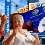 Aposentados do INSS são comunicados sobre mais um pagamento do 13º salário em 2024 (Foto Reprodução/Montagem/Lennita/Tv Foco)