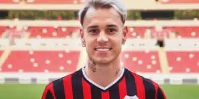O jogador hoje defende as cores do Al-Rayyad (Reprodução: Al-Rayyad/Divulgação)