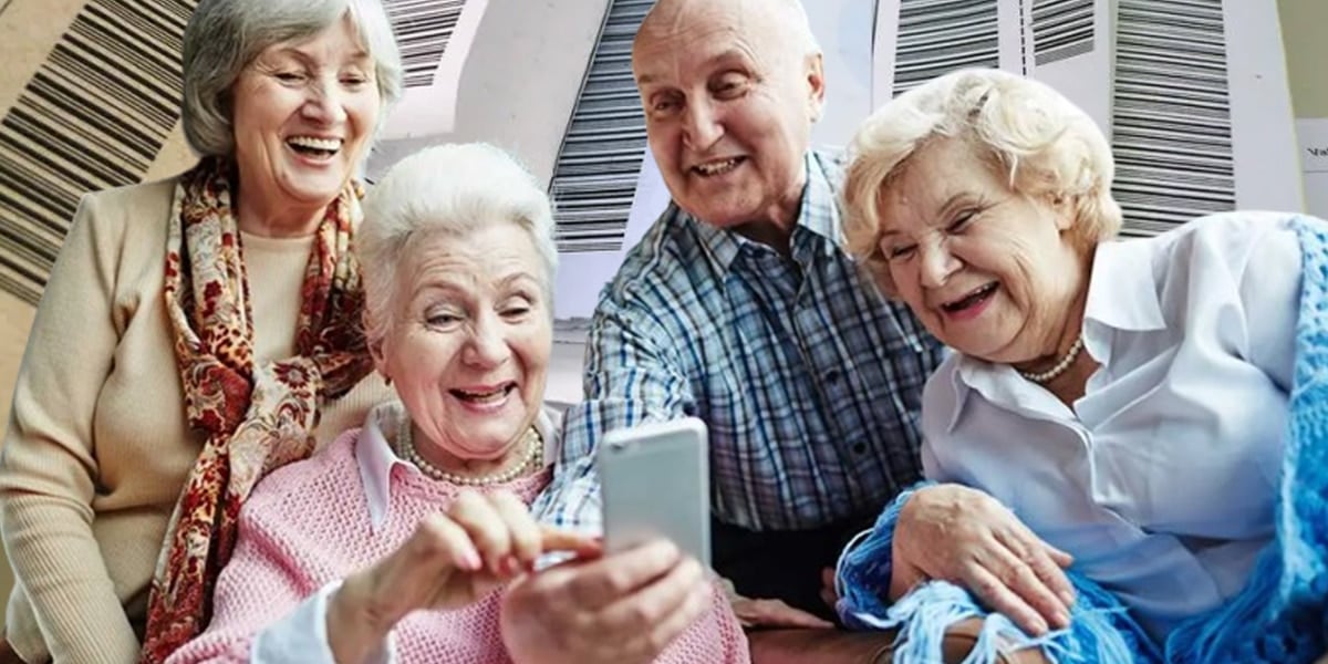 Idosos sorrindo com contas atrás (Foto: Reprodução - Freepick, Montagem - TV Foco)