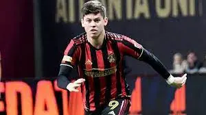 Matheus Rosseto, ex-Athletico e Atlanta United, é um dos nomes considerados pelo Vasco da Gama - Foto Internet Matheus Rosseto, ex-Athletico e Atlanta United, é um dos nomes considerados pelo Vasco da Gama - Foto Internet