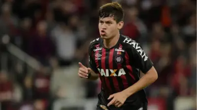 Matheus Rosseto, ex-Athletico e Atlanta United, é um dos nomes considerados pelo Vasco da Gama - Foto Internet Matheus Rosseto, ex-Athletico e Atlanta United, é um dos nomes considerados pelo Vasco da Gama - Foto Internet