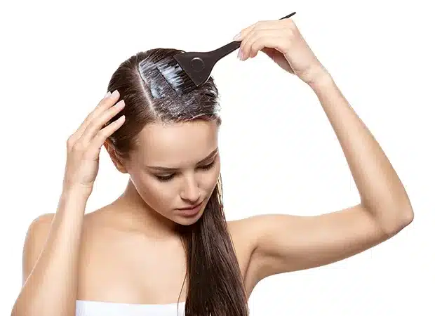 Mulher pintando o cabelo - Foto Internet