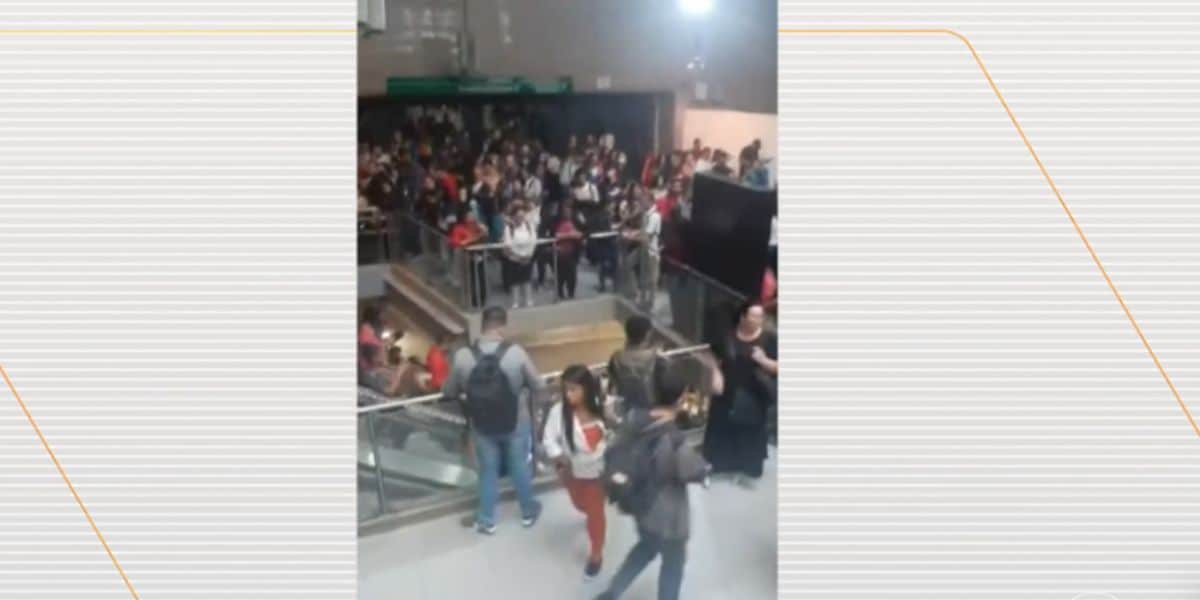 Passageiros em estação do metrô (Foto: Reprodução / Globo)