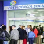 Pessoas na fila do INSS (Foto: Reprodução - Exame)