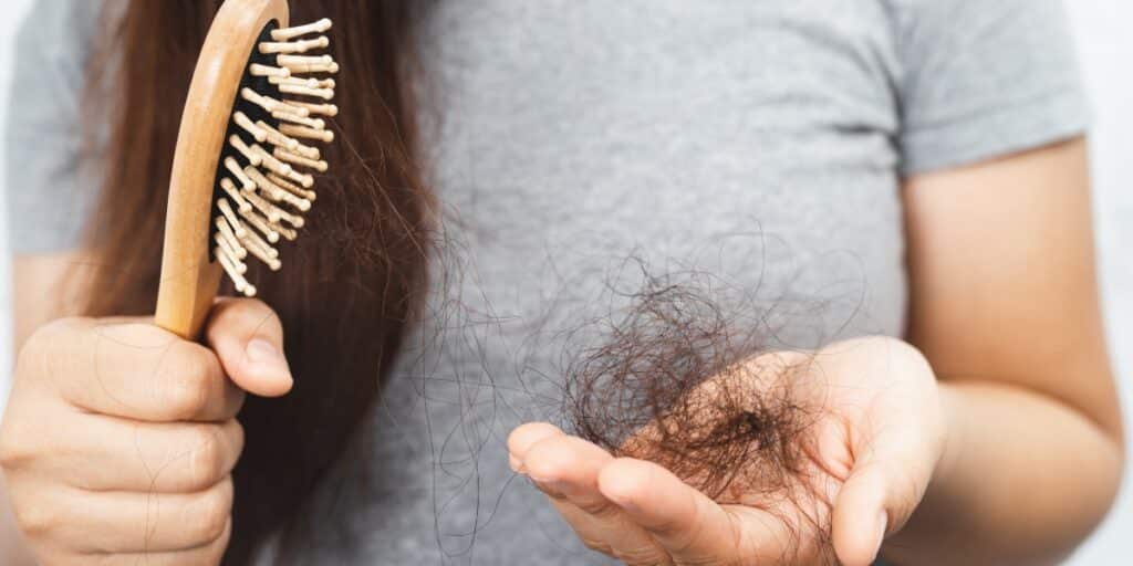 Queda de cabelo é uma grande preocupação das mulheres na menopausa (Foto: Reprodução/ Internet)