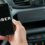 Pessoa segurando aplicativo Uber (Foto: Reprodução - Olhar Digital)