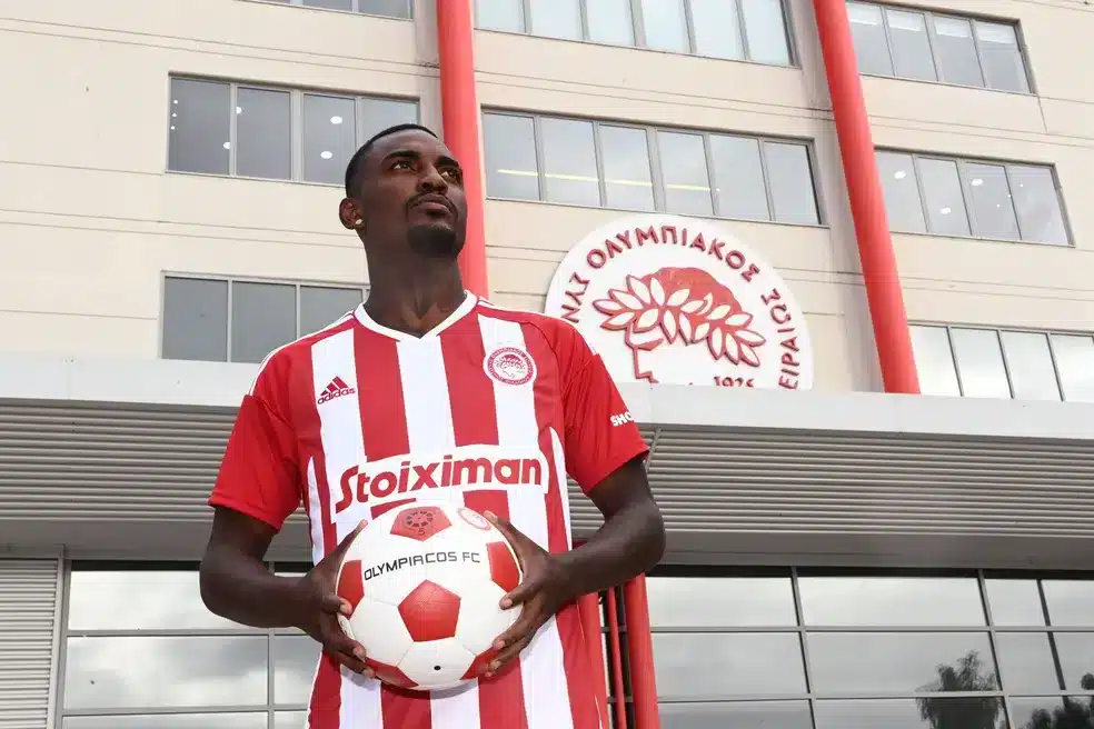 Ramon quando foi apresentado no Olympiacos (Foto: Divulgação)