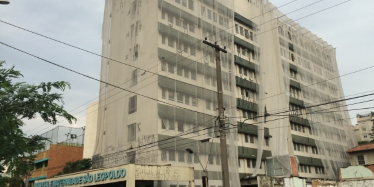 O Hospital São Leopoldo é hoje um prédio abandonado - Foto: Pedro Duran/CBN