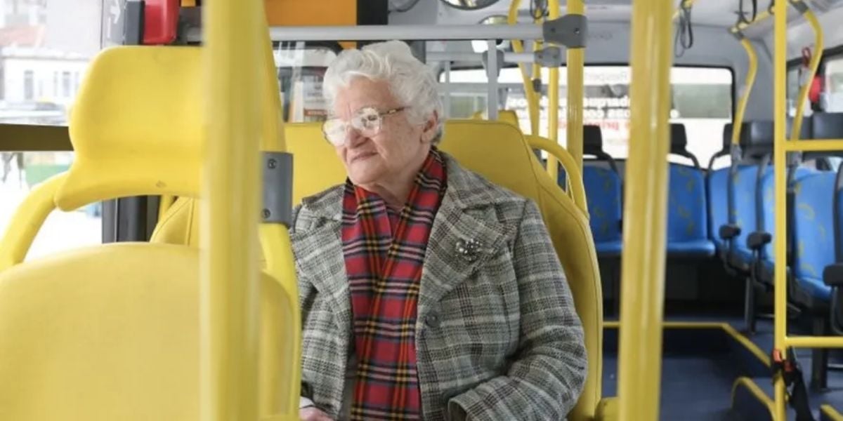 Idosos podem andar de transporte público de graça (Reprodução/Internet)